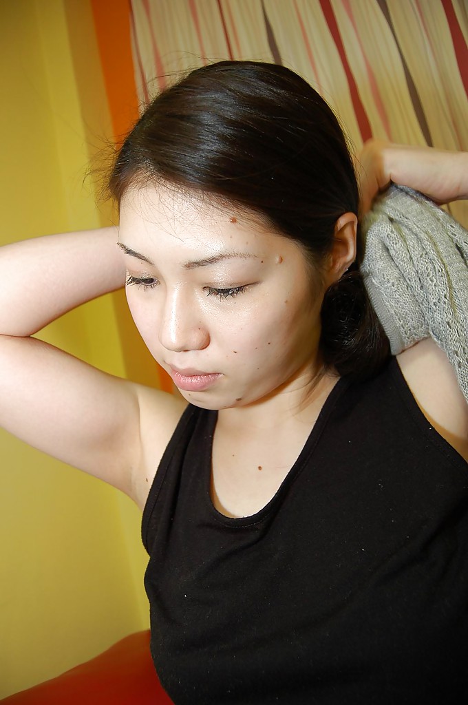 Yui, la guapa asiática, se desnuda y muestra su culo y su cuerpo
 #50044861