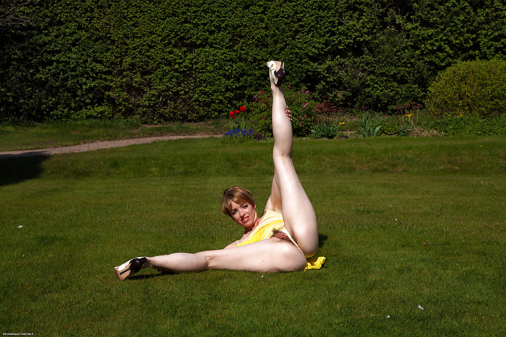 Délicieuse pute mature maria s'allonge sur un champ vert et prend la pose
 #51054709