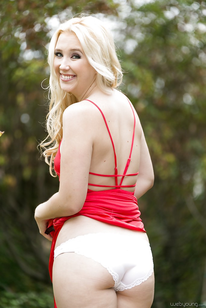 Samantha Rone, jeune amateur, pose en plein air dans une robe d'été.
 #54451207