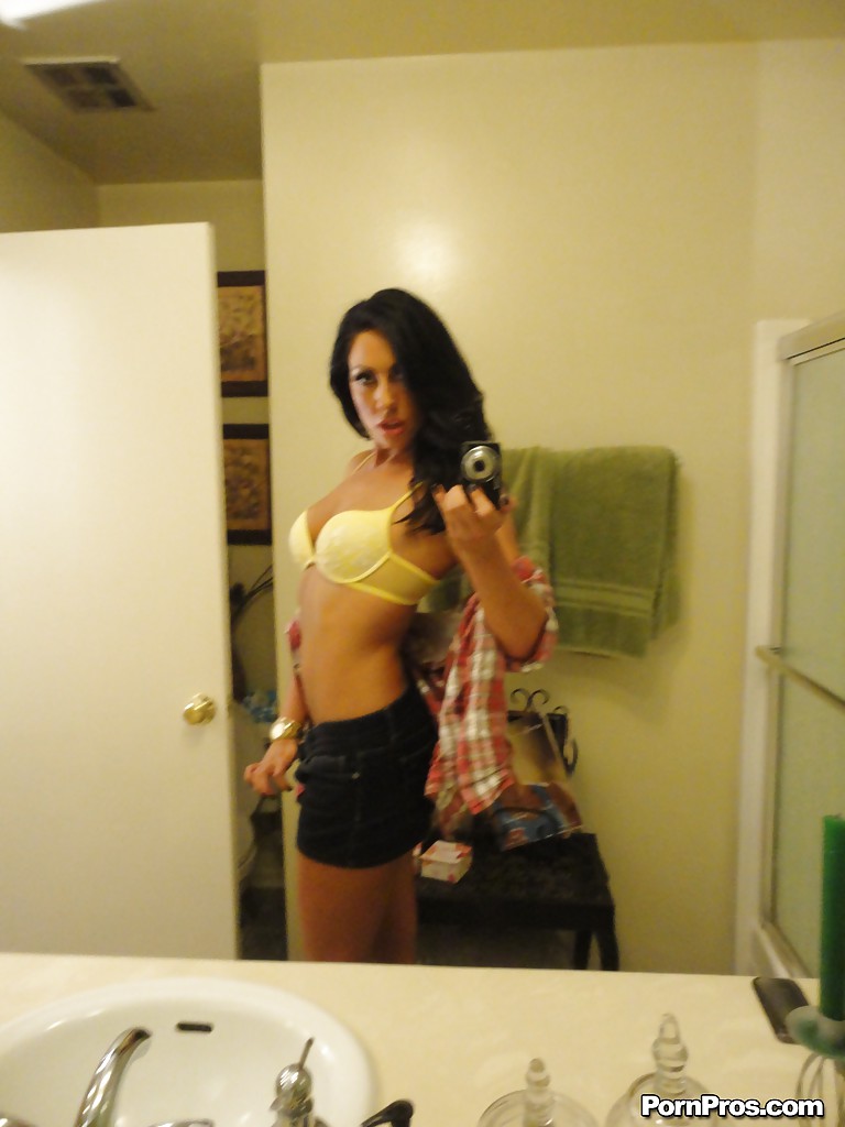 La salope brune Tiffany Brookes se prend en photo devant le miroir en se déshabillant.
 #50136068