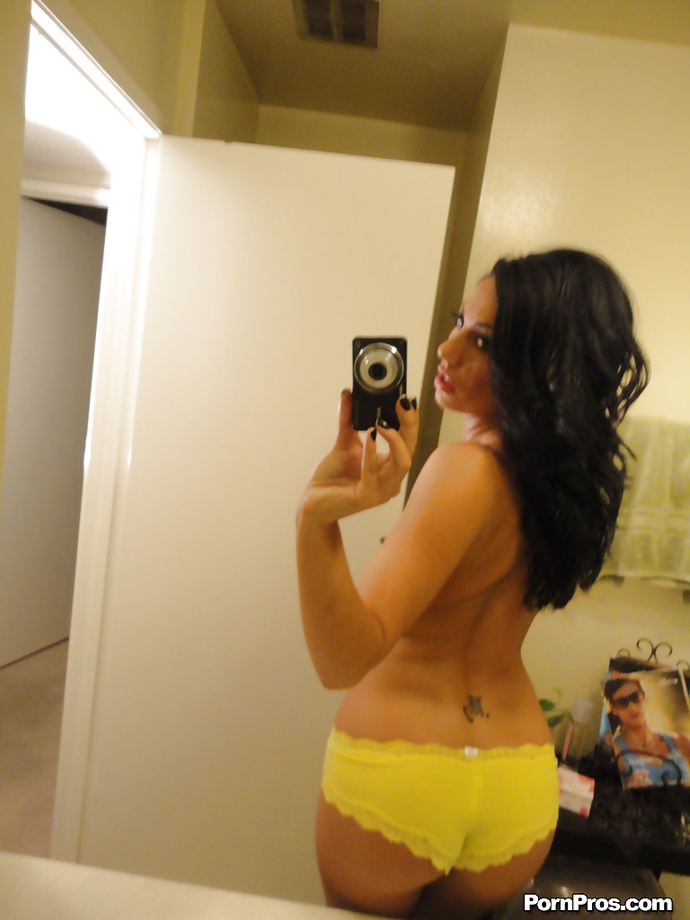 La salope brune Tiffany Brookes se prend en photo devant le miroir en se déshabillant.
 #50136113