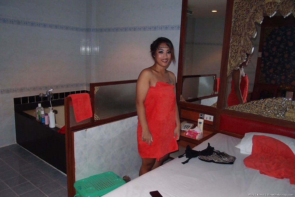 Verführerisches asiatisches Babe, das sich auszieht und ein Bad nimmt
 #52234494