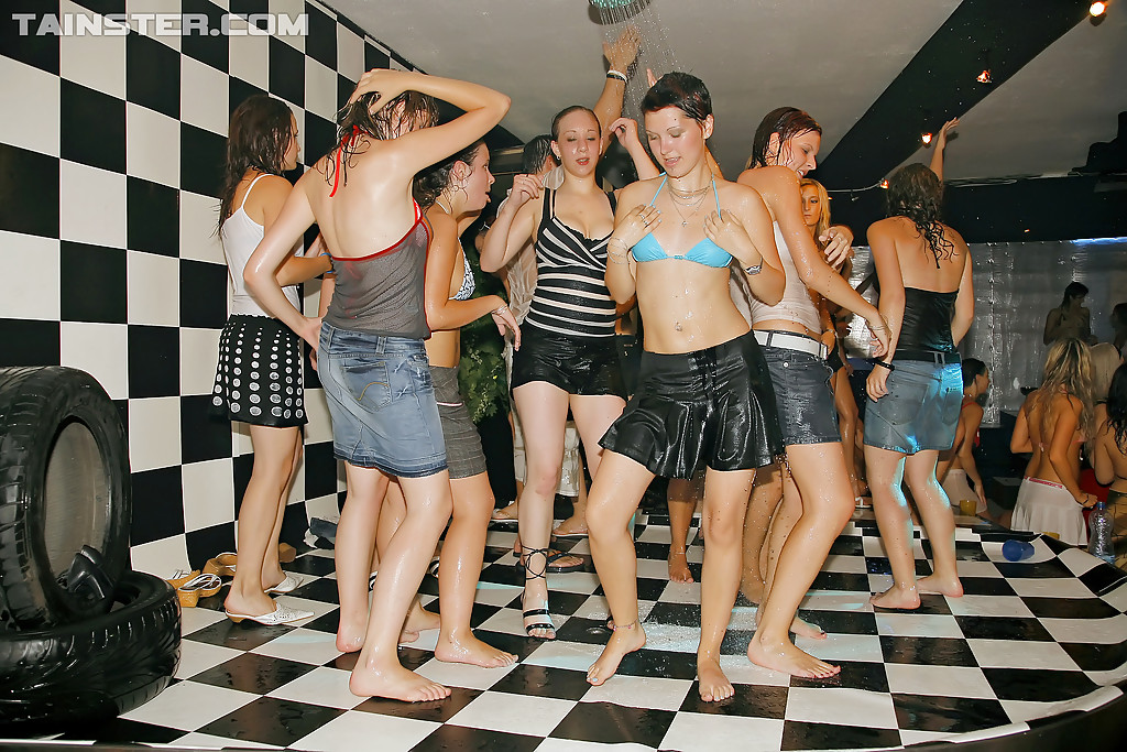 Chicas liberadas mojándose y siendo traviesas en la loca fiesta europea
 #51446050