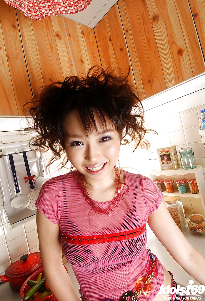 Aya Shiraishi, jeune asiatique aux jambes sexy, s'amuse dans la cuisine.
 #51194483