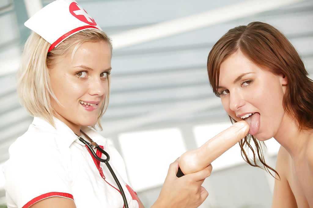 Jeune lascive en tenue d'infirmière cosplay s'amusant avec son amie fringante.
 #50379300