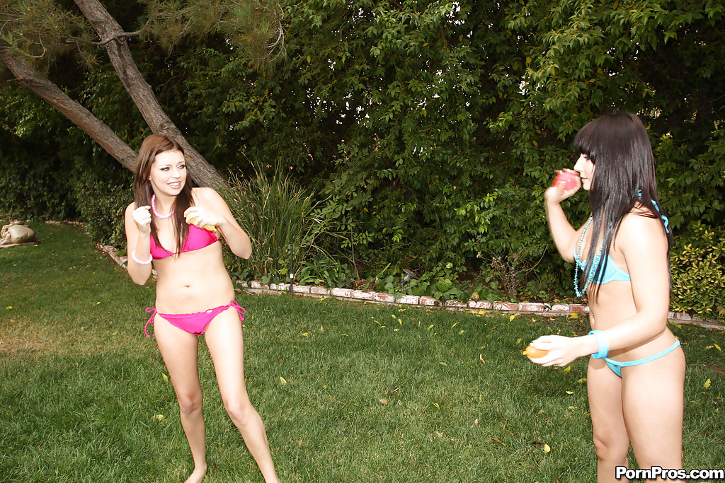 Sexy Babes im Bikini Missy und Madison posieren zusammen im Freien
 #50204853