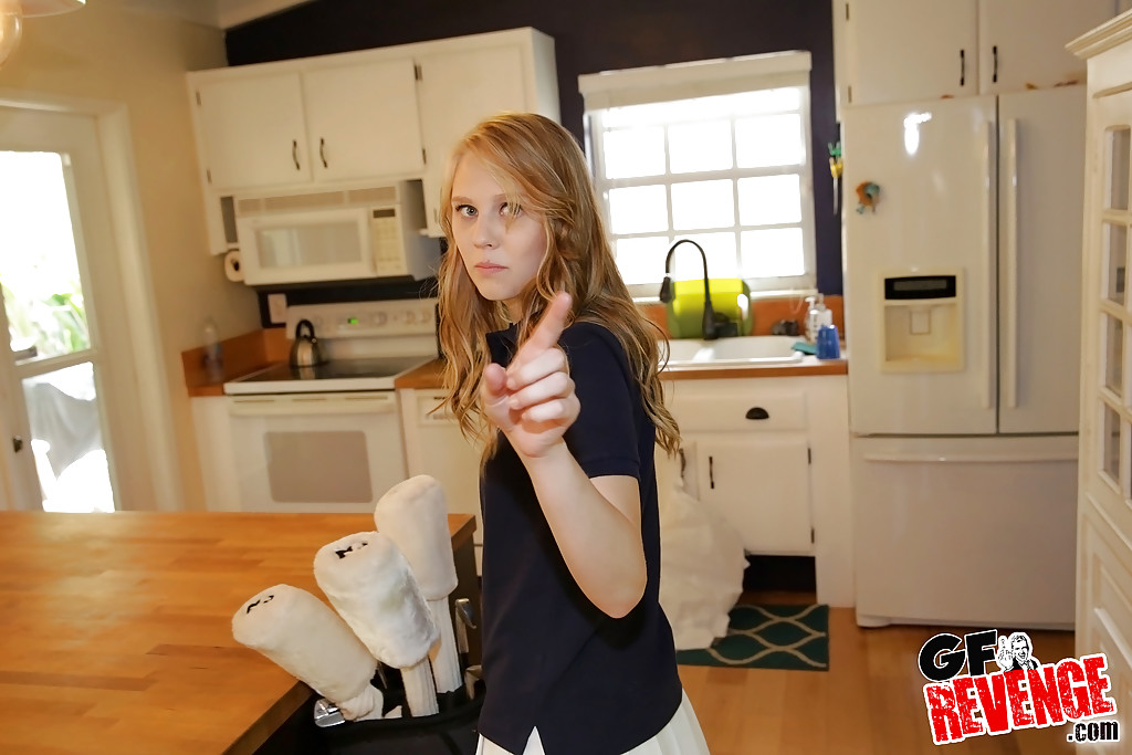 Dünne cutie lily rader blinkt engen arsch in der küche vor dem zeigen rasierte fotze
 #50962331