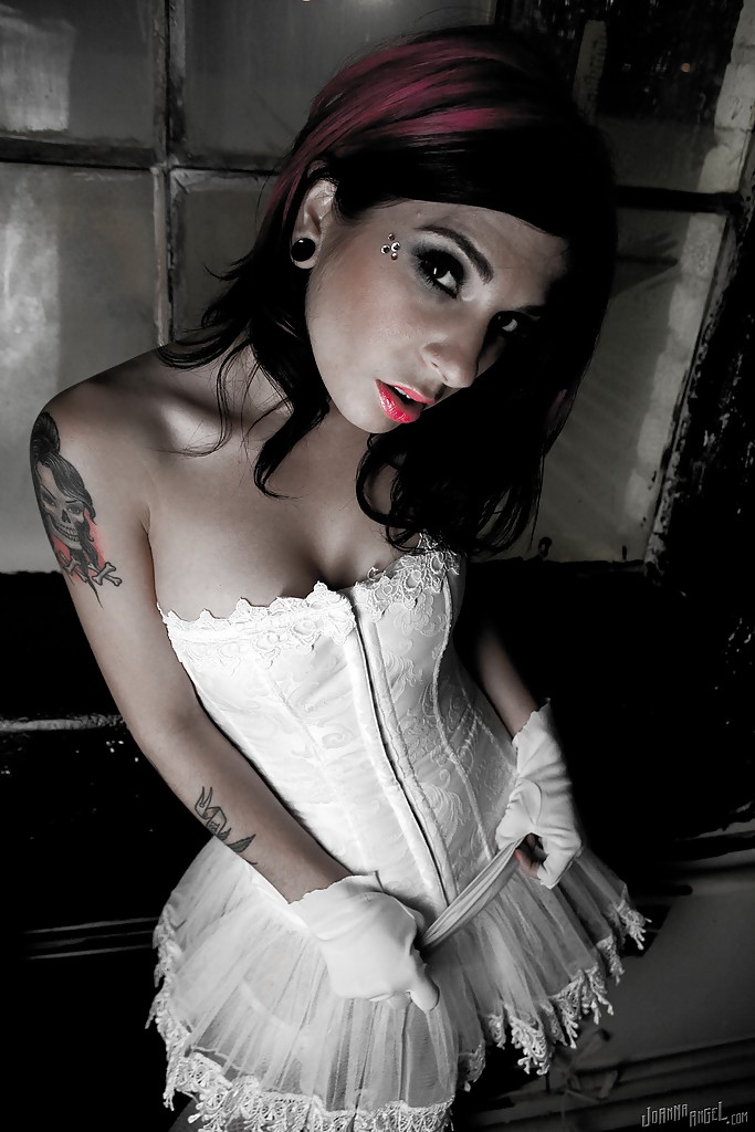 Amateur-Milf-Babe mit sexy Tattoos Joanna Angel zeigt sich in Dessous
 #56248536