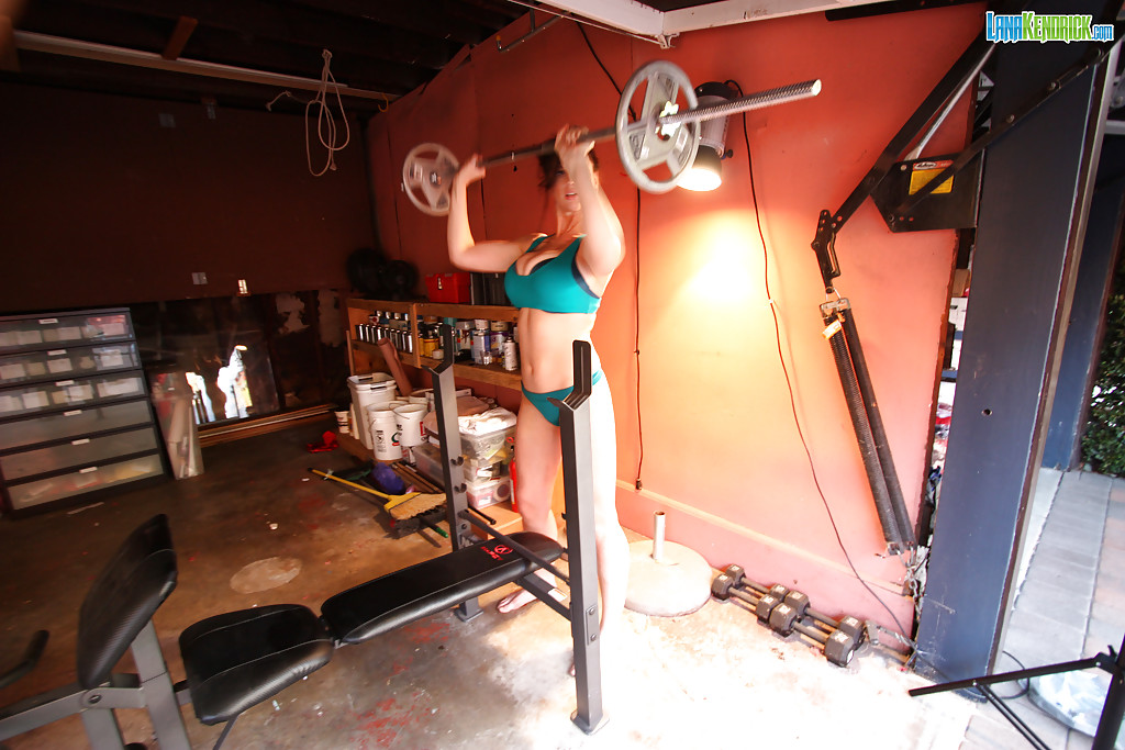 Bodybuilder Babe Lana Kendrick und ihre großen Titten arbeiten mit Gewichten
 #52065764