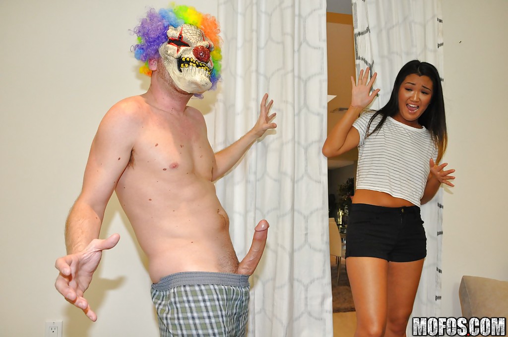 Amateur Asian girl Amy Parks getting fucked and jizzed on by man in clown mask #50053553