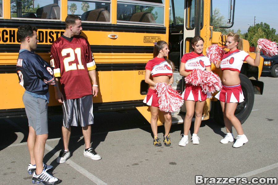 Tre cheerleaders porche che iniziano una fervente orgia nello scuolabus
 #50311401