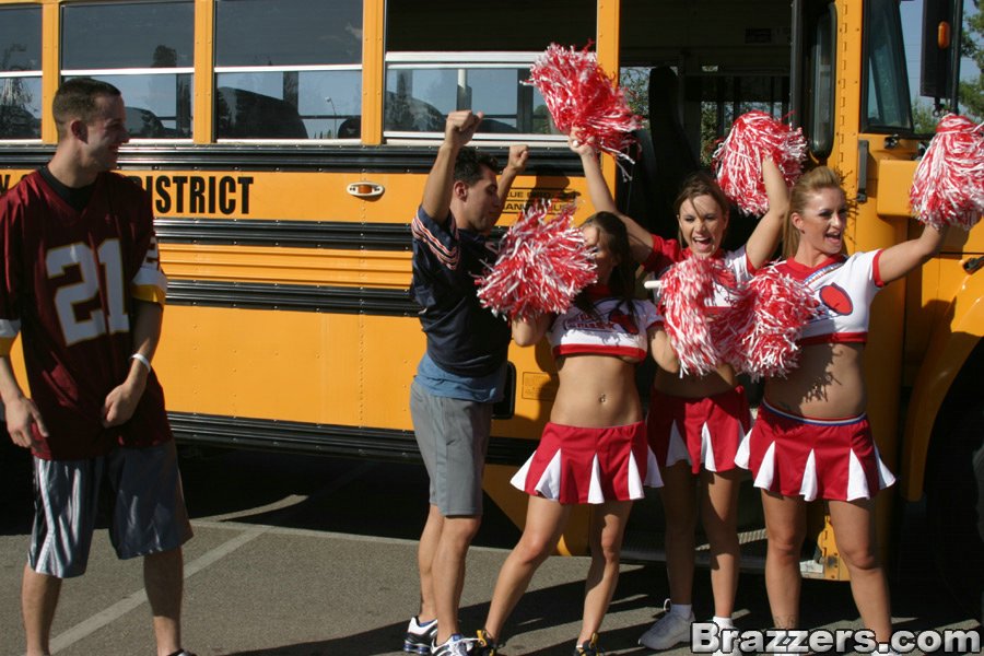 Tre cheerleaders porche che iniziano una fervente orgia nello scuolabus
 #50311411