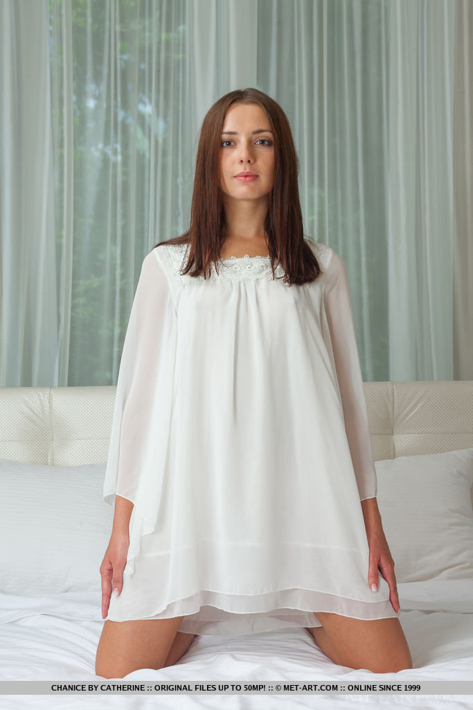 Giovane modella glamour chanice che si sfila la camicia da notte bianca per posare nuda
 #50898669