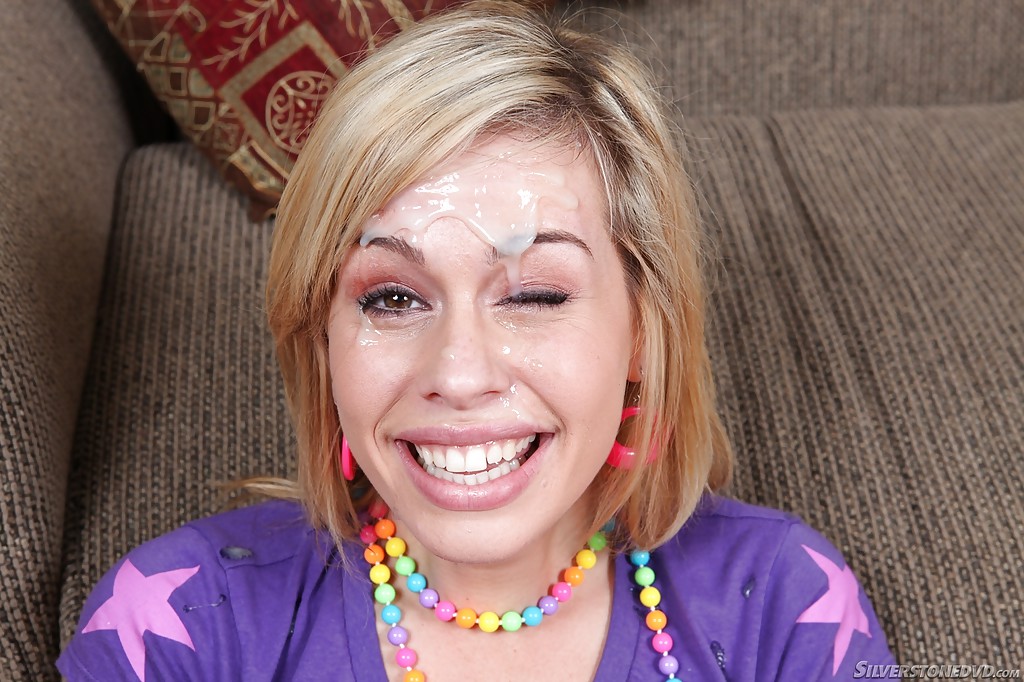 La star du porno blonde Tara Lynn Foxx se fait peloter par une grosse bite tout en donnant une fellation.
 #55693762