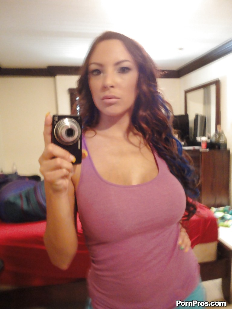 Danni Cole, 18 ans, gros seins, prend des selfies nus dans le miroir de la chambre à coucher
 #51831477