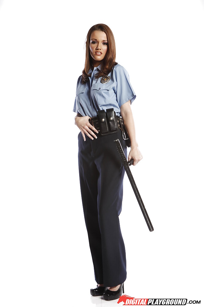 La poupée Raven Alexis déshabille son uniforme de police pour vous montrer ses nichons. #51539591