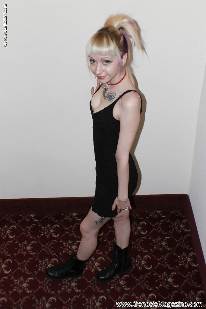 Symone, une fille alternative, pose pour des photos non dénudées en bottes et robe noire.
 #51362760