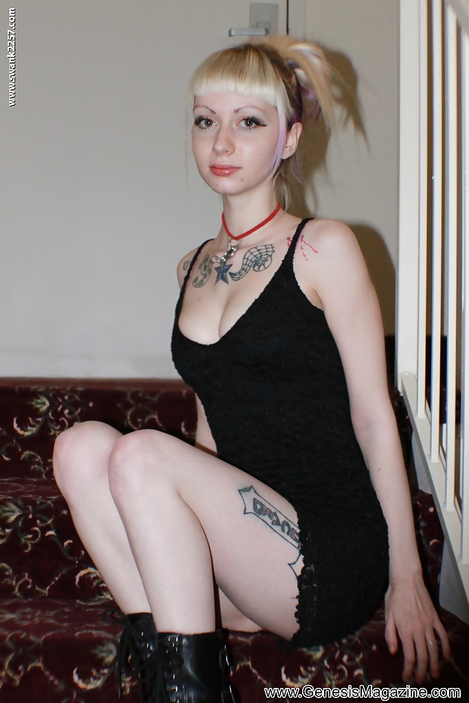 Alternative babe symone posiert für non nude pics in Stiefeln und schwarzem Kleid
 #51362771