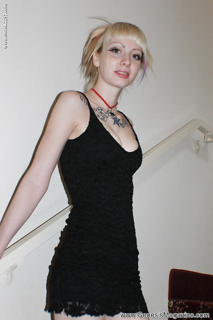 Alternative babe symone posiert für non nude pics in Stiefeln und schwarzem Kleid
 #51362782