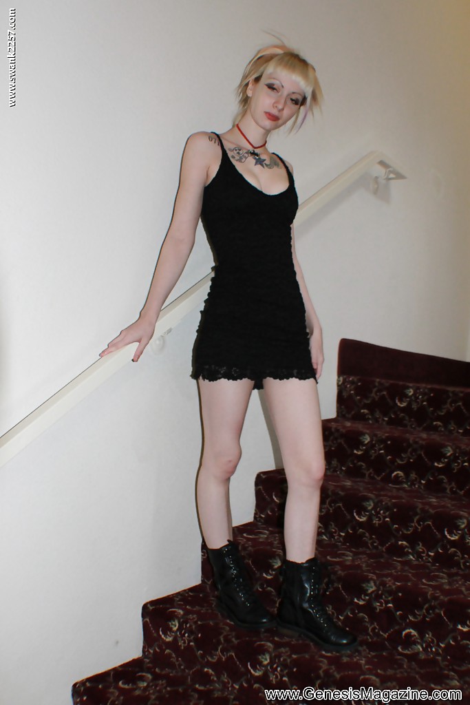Alternative babe symone posiert für non nude pics in Stiefeln und schwarzem Kleid
 #51362784