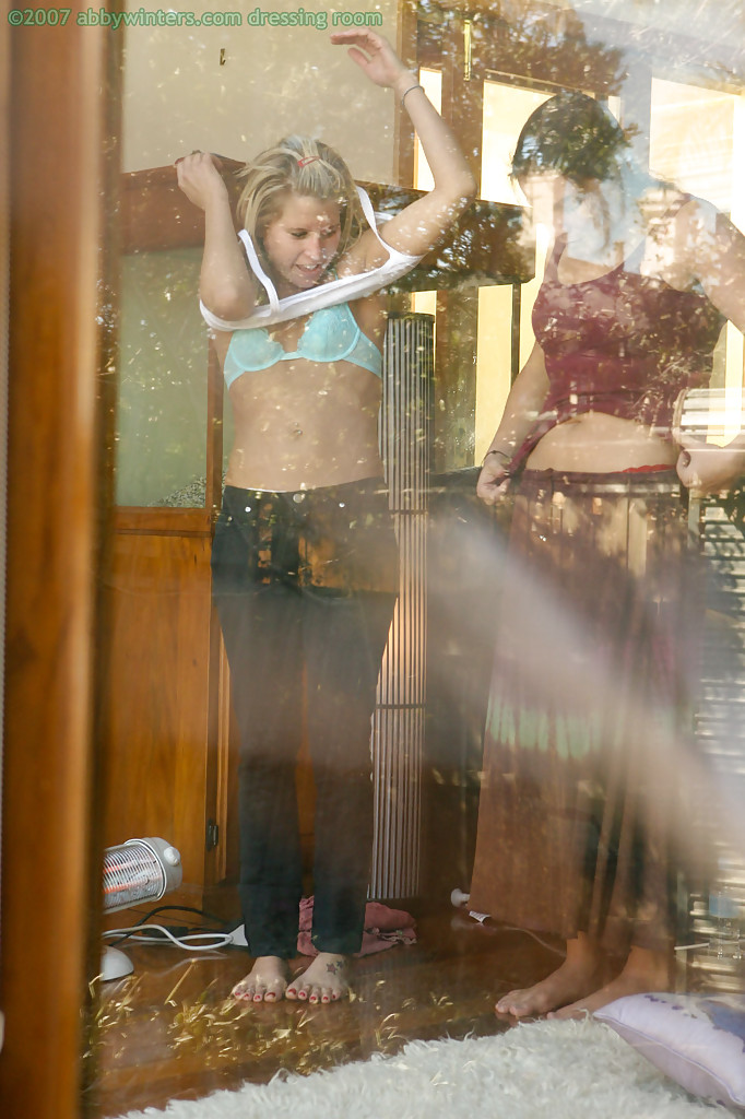 Un guardone sta fuori dalla finestra della camera da letto mentre due ragazze si vestono
 #52351371