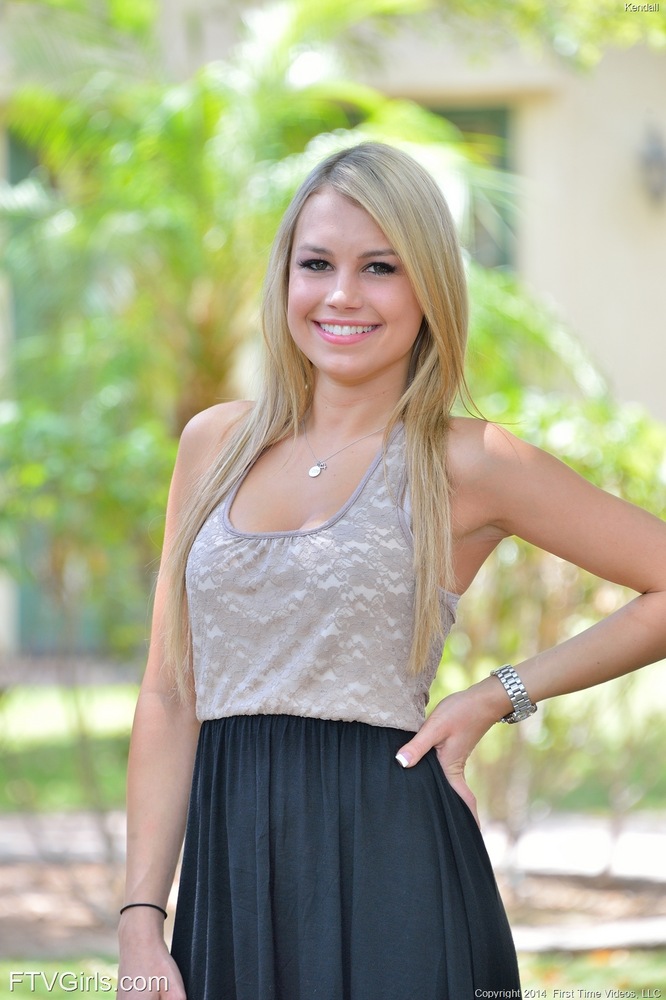 Une jolie blonde exhibe une culotte en dentelle noire et des fesses à l'air libre avant de poser nue
 #50099307