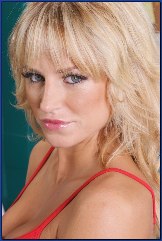 La blonde sexy Brooke Belle expose ses courbes sportives et ses superbes seins.
 #53066536