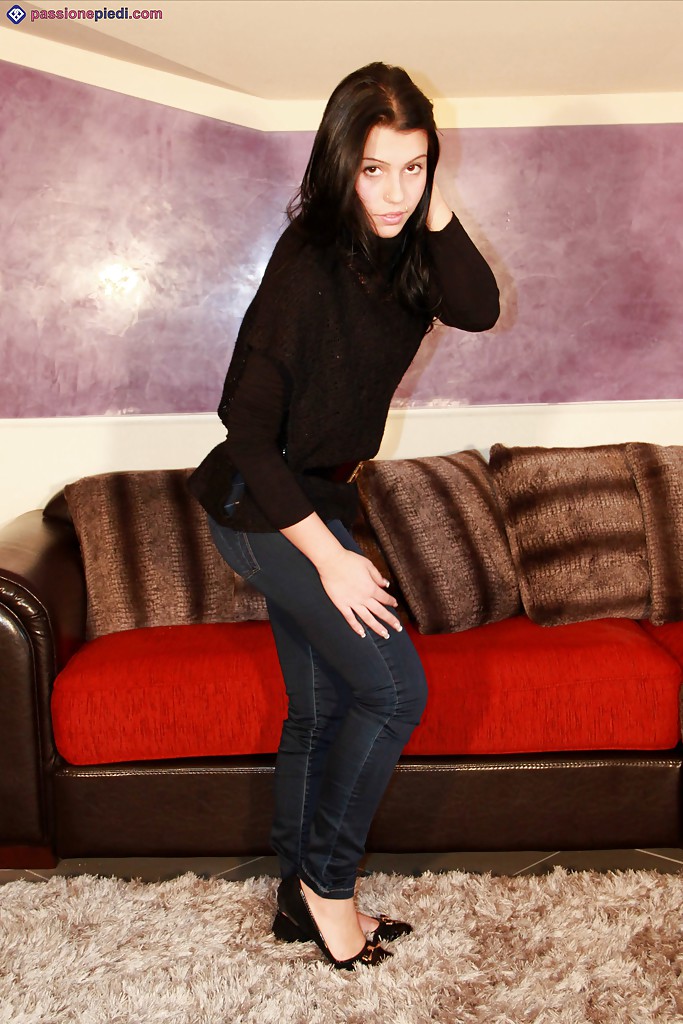 Babe in jeans Petra likes to play with her feet and show her body #50861593