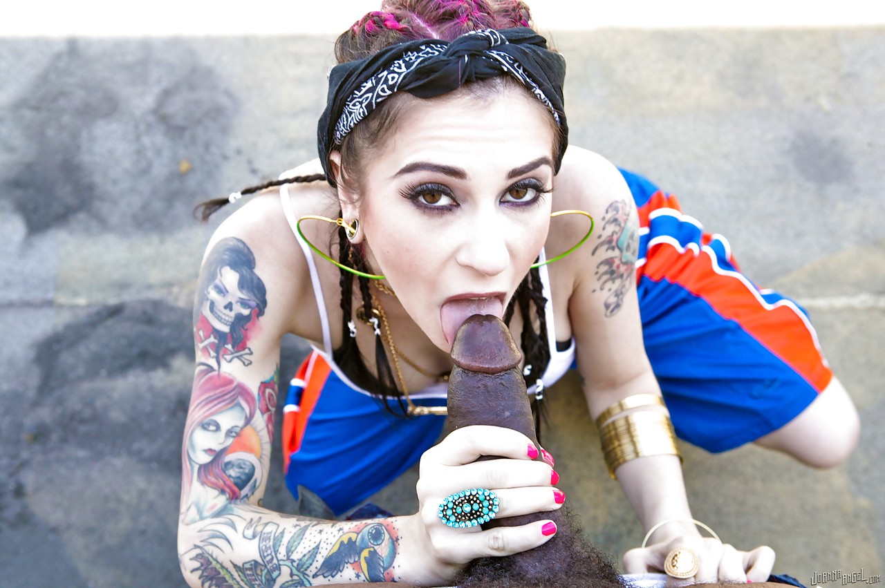 Joanna Angel, tatouée, suçant une grosse bite noire et se faisant remplir de sperme à l'extérieur.
 #54334012