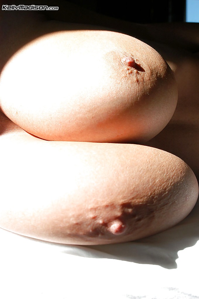 Kelly Madison, une milf amateur aux gros seins, se masturbe les tétons en gros plan.
 #54538737
