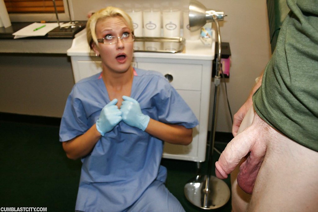 Une blonde salope en uniforme d'infirmière et lunettes qui se branle sur une grosse bite.
 #51395035