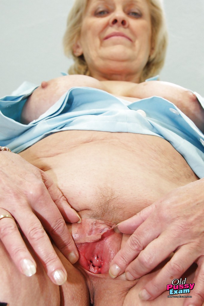 Nonna bionda in uniforme da infermiera che si eccita sedendosi sulla ginecologia
 #51000916