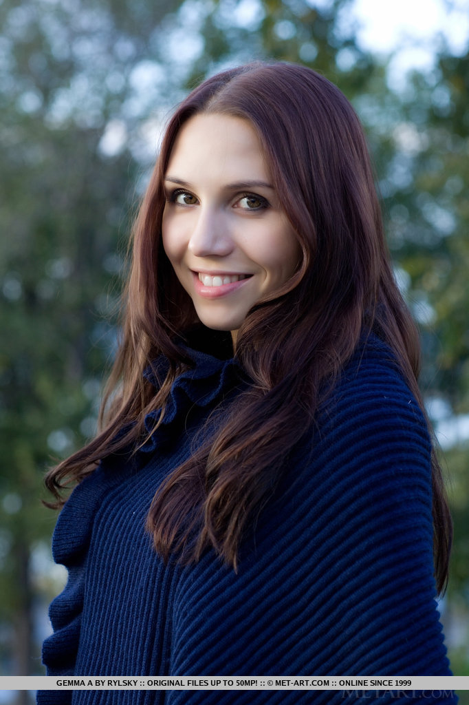 Gemma a, una joven delgada que muestra sus pequeñas tetas y un coño muy peludo
 #50657111