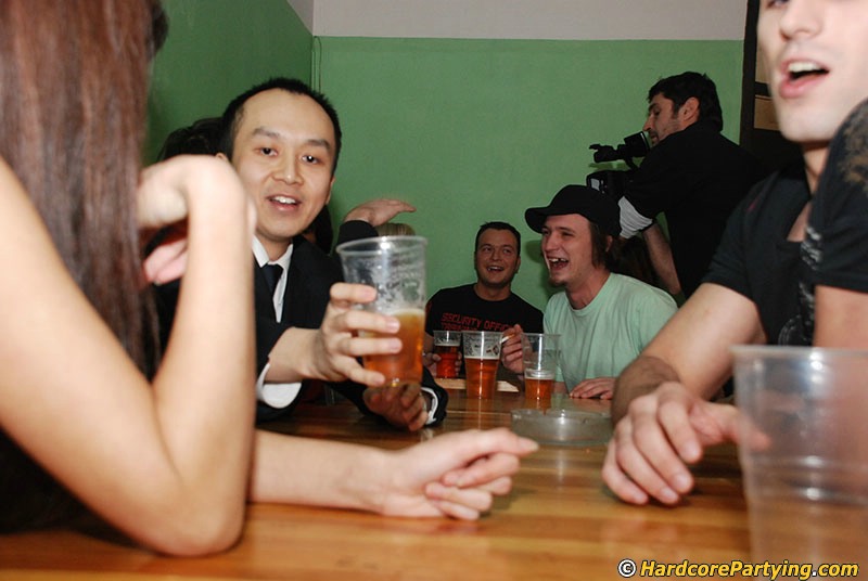 Laszive Milfs haben einen glühenden Gruppensex auf der betrunkenen Party
 #51446823