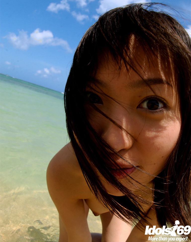 Atemberaubende asiatische Babe mit großen Titten Strippen aus ihrem Bikini im Freien
 #50150993