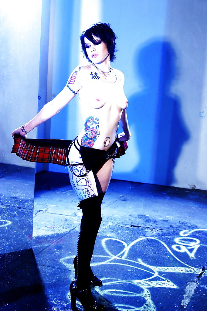 Kurzhaarige Brünette Cadence St John enthüllt ihre anmutigen, tätowierten Kurven
 #53322173