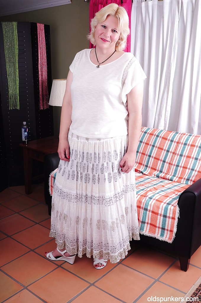 La nonnina bionda Toni mostra il suo corpo grasso in una lingerie bianca
 #51003423