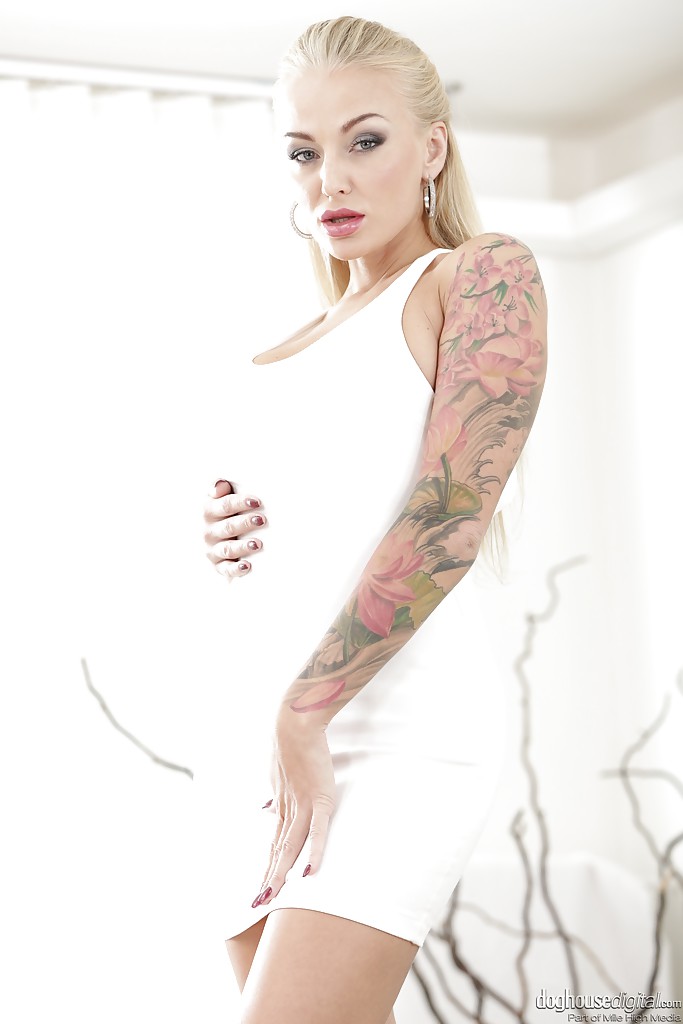 Tatuata bionda ragazza solista Kayla verde mostrando mutandine sotto il vestito
 #54496963