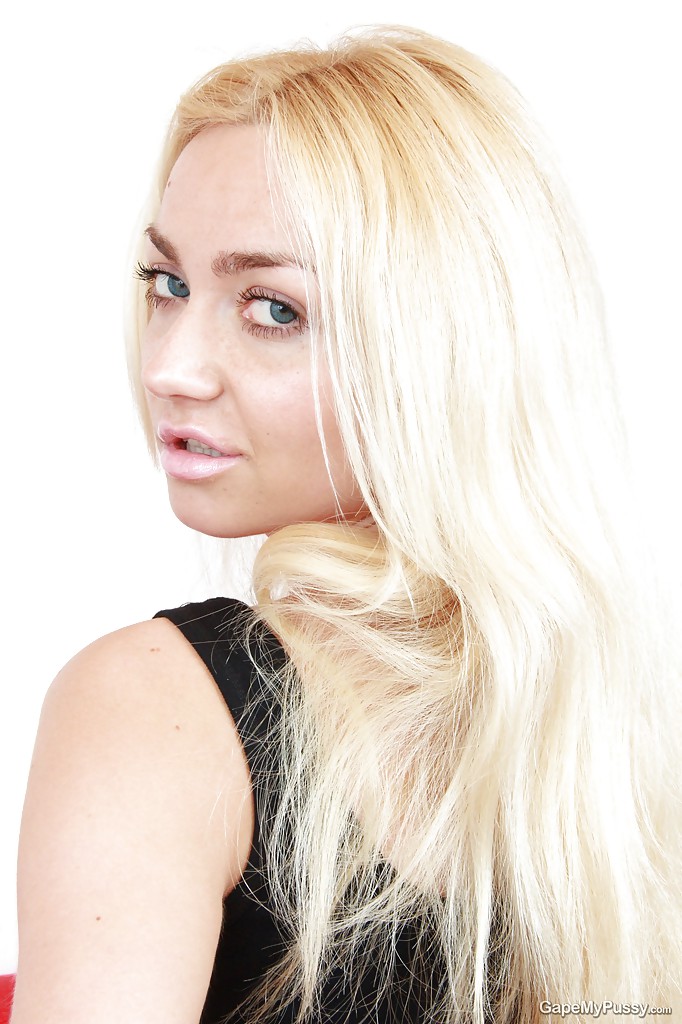 La rubia Victoria Summers se abre los labios del coño en un primer plano
 #55832807