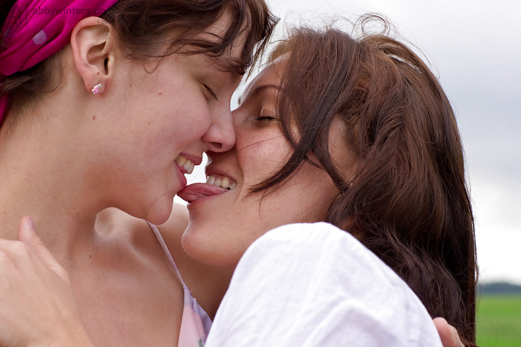 Des jeunes filles, Gina J et Immie, s'embrassent avec la langue et se font peloter la chatte poilue en plein air.
 #51419019