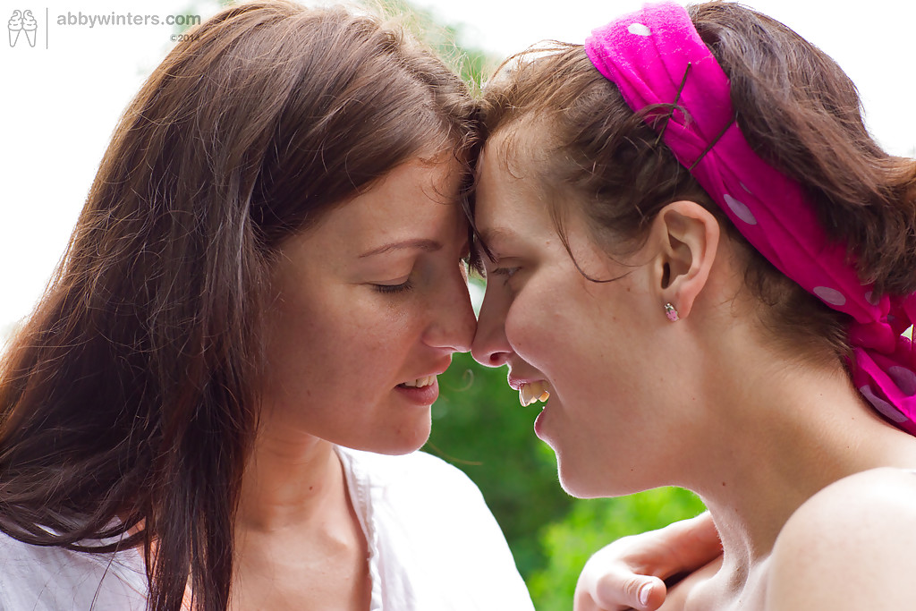 Des jeunes filles, Gina J et Immie, s'embrassent avec la langue et se font peloter la chatte poilue en plein air.
 #51419030