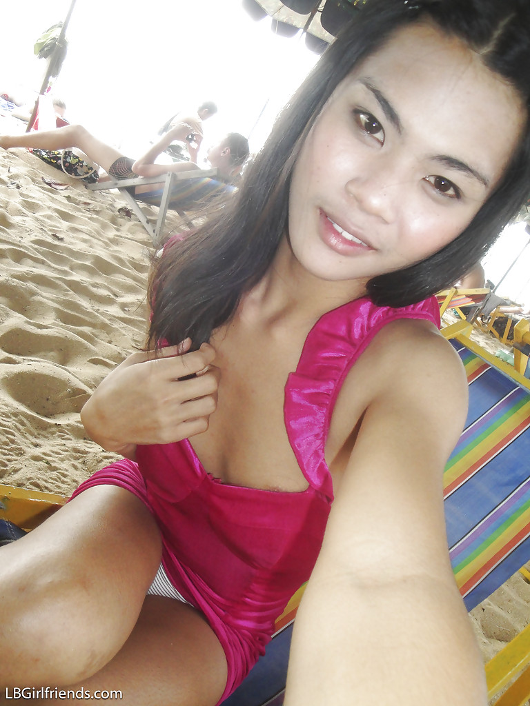 La hermosa transexual tailandesa June desnuda su cuerpo joven en la playa #51868783