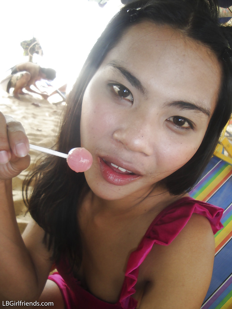 June, une superbe jeune femme thaïlandaise, dénude son corps de jeune en plein air sur la plage.
 #51868855