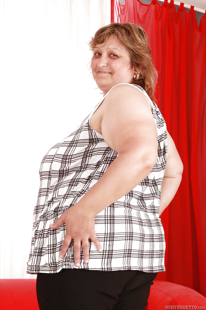 巨大な胸と尻を持つ太ったおばさんが裸になって足を広げる
 #51029270