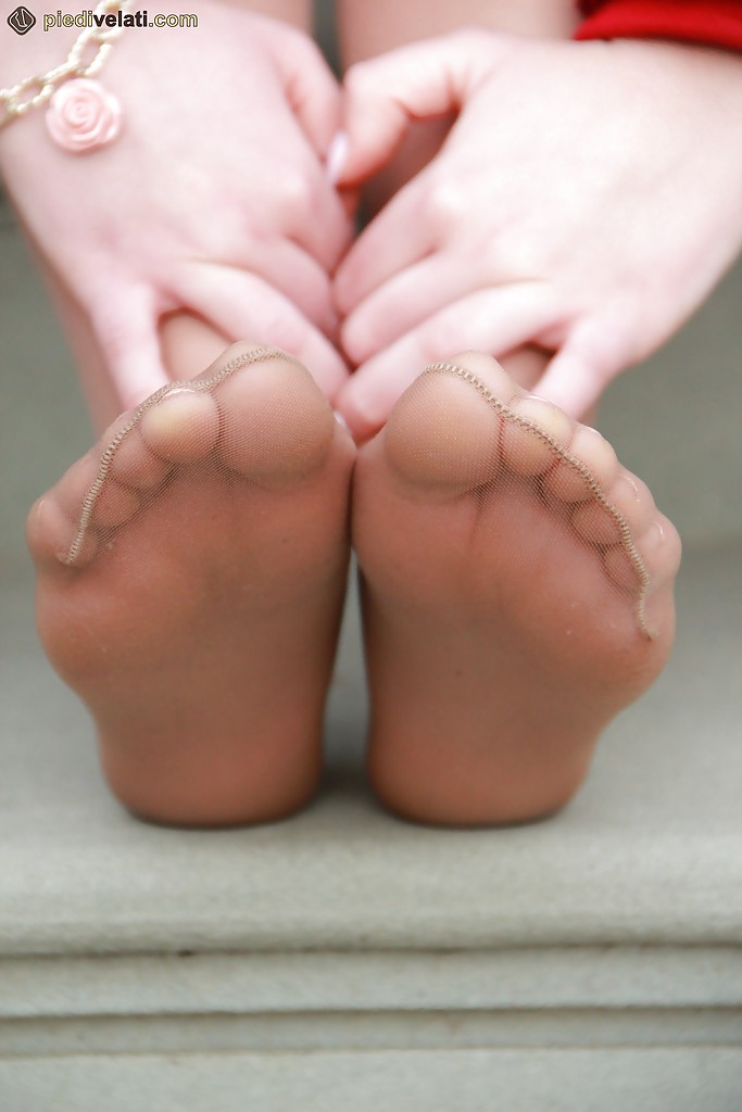 Petra, brune, montre ses jambes et sa passion pour le fétichisme des pieds.
 #51373907