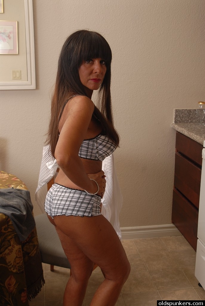 Cassidy, brune mature, exhibe une culotte à jupe haute dans la cuisine.
 #50624515