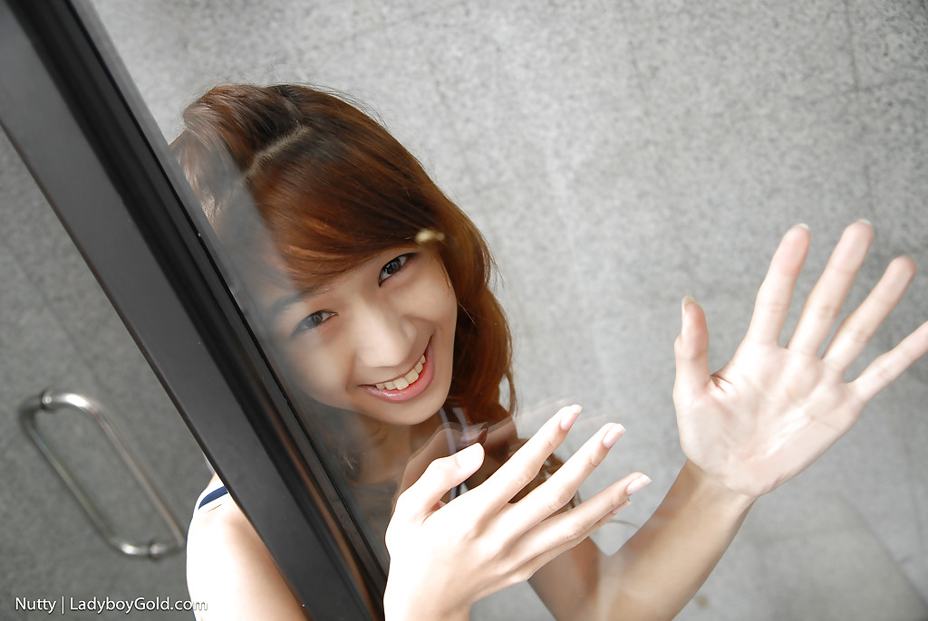 Skinny rothaarige asiatische Ladyboy nutty baring winzigen Titten und hing Hahn in Bad
 #51869544