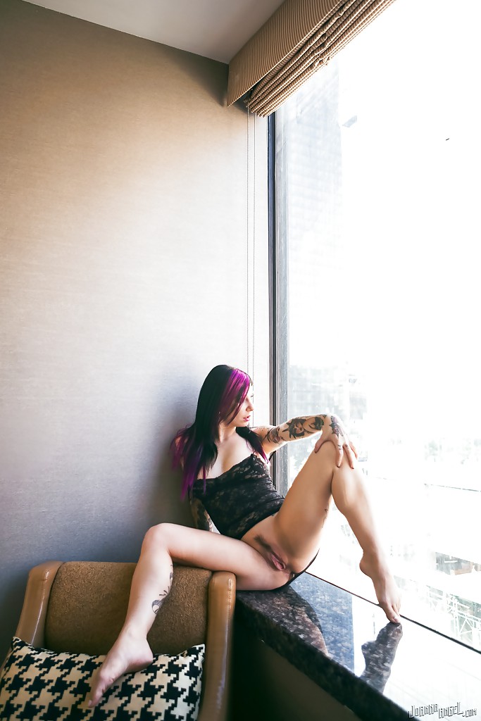 Tätowierte Exshibitionistin Joanna Angel posiert nackt vor einem Fenster
 #54334868