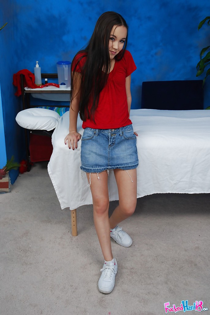 Sottile ragazza asiatica in gonna di jeans che scopre lentamente le sue piccole curve
 #52250877