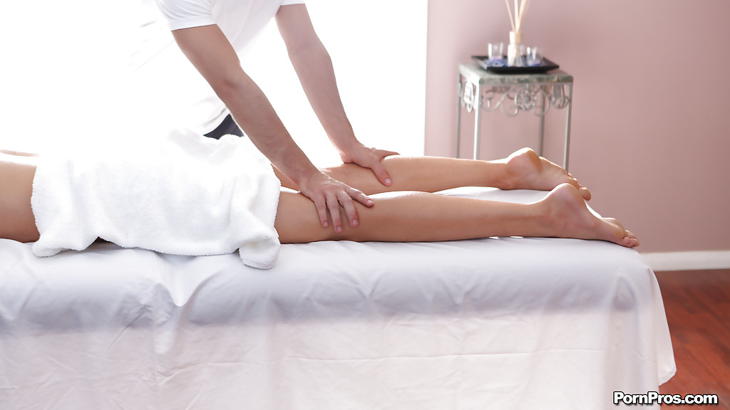 Close up massage scene with Samantha Saint and her sexy masseur #55429819